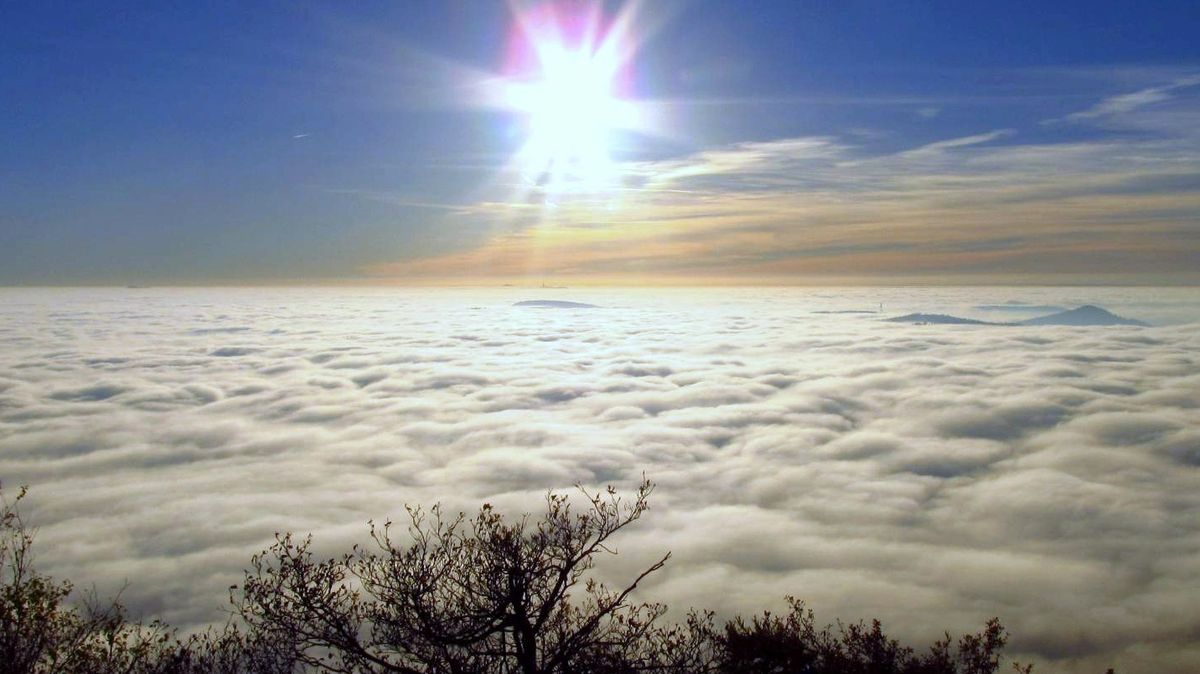 Česko zahalí mlha, za sluncem musíte na hory